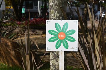 Foto - Projeto Cidade Limpa, Ambiente Saudável - colocação das placas