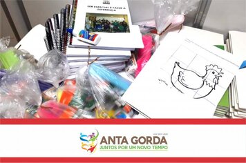PCDS recebem material para realizaram atividades em casa