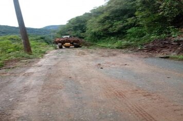 Equipe trabalha na desobstrução das vias