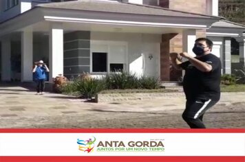 Idosos estão tendo aulas de dança em casa