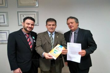 Prefeito viaja a Brasília em busca de recursos.