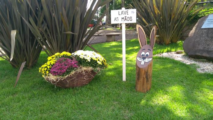 Cidade decorada para uma Páscoa de esperança