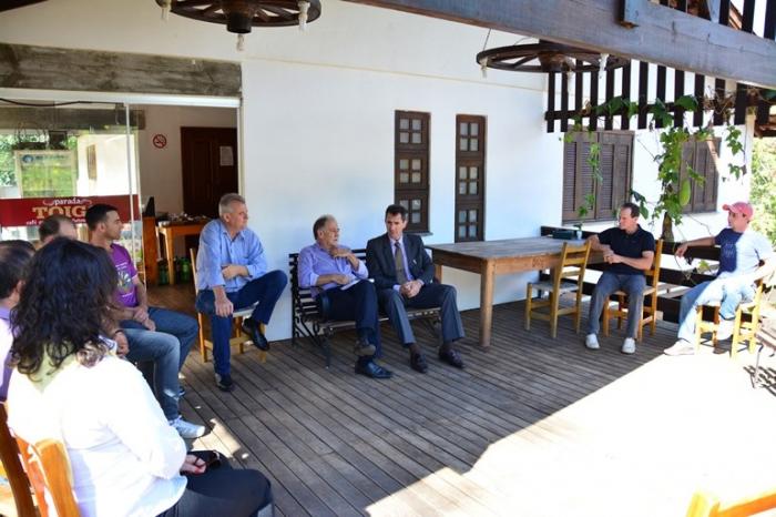 Administração Municipal busca melhorias para a telefonia do Distrito de Itapuca com o diretor de rel