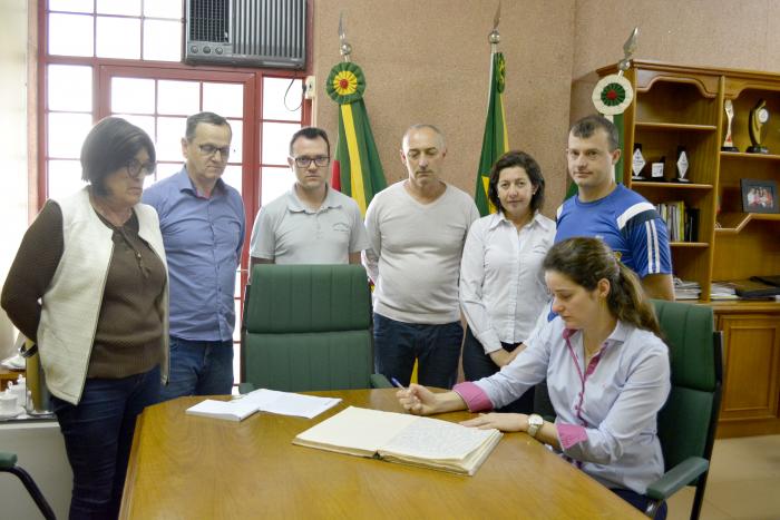 Em reunião marcada por comoção, Madalena assume Administração Municipal