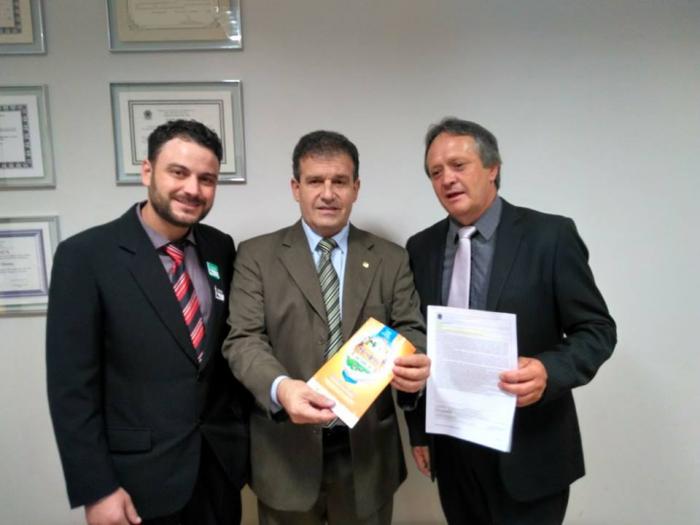 Prefeito viaja a Brasília em busca de recursos.