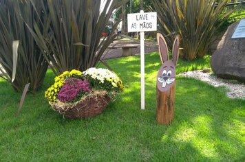 Cidade decorada para uma Páscoa de esperança