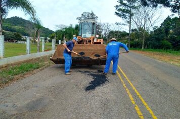 Operação tapa-buraco em asfalto da RS 432, que liga Linha Zanella ao centro do Município. 