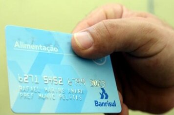Funcionários públicos recebem vale-alimentação