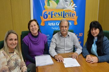 Administração Municipal assina convênio com a 3ª CRE para receber verba da merenda escolar