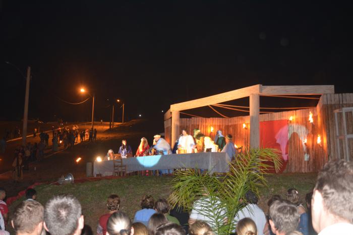 Via Sacra Viva emociona com a paixão, morte e ressurreição de Cristo