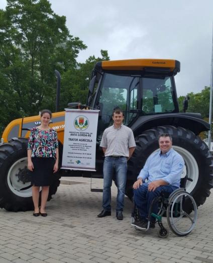 O Município adquire um trator Agrícola para realização dos trabalhos da Secretaria da Agricultura.