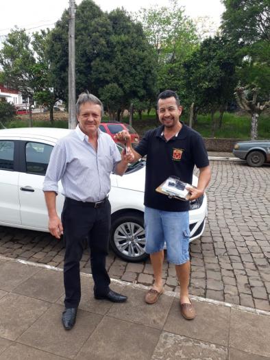 Prefeito recebe chave do novo carro que será utilizado pelo CRAS. 